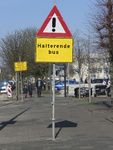 908181 Afbeelding van het waarschuwingsverkeersbord, met daaronder de cryptische tekst: 'Halterende bus', bij het ...